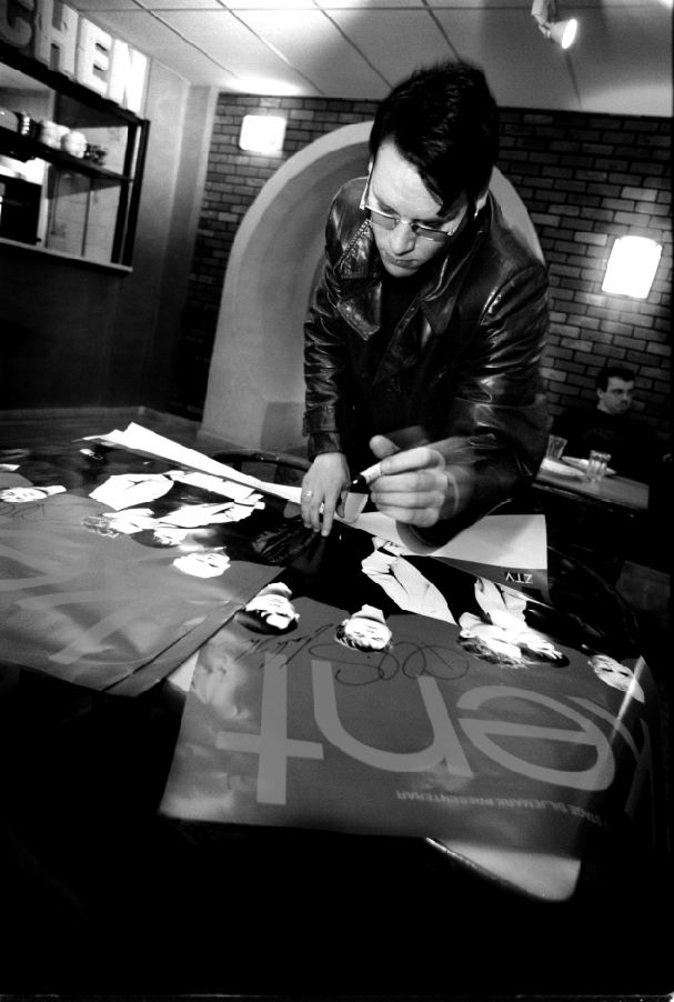 Markus signerar ­affischer.