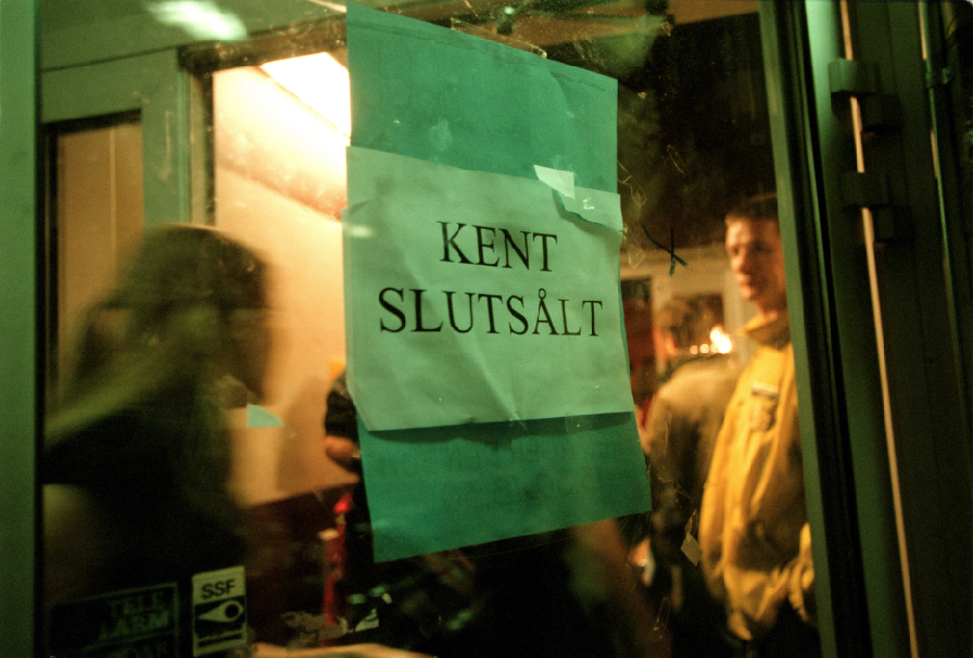 ”Slutsålt” gulligt printat på en A4 på dörren till klubben i Östersund.