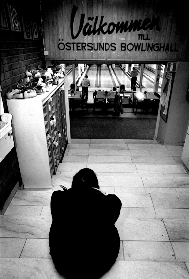 Harri i väntan på ledig bowlingbana i Östersund. Har för mig att han väntade i onödan – det blev aldrig ledigt. Trist.