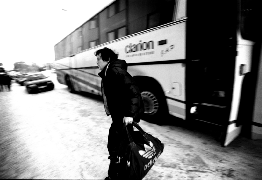 Harri lämnar bussen efter en natts resande och festande, och checkar in på hotellet  i Luleå. 